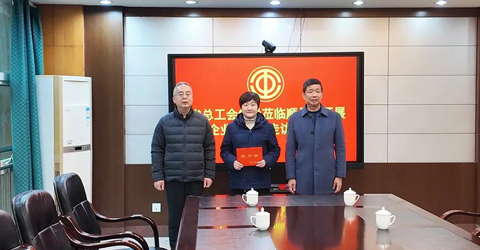 兩名女工患病，省上縣里都來慰問一一虹潤三重保障體系筑就員工幸福家